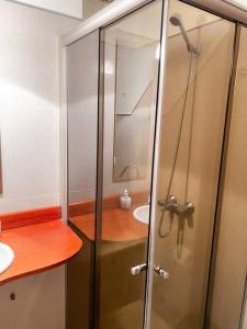 y baño con ducha y lavamanos. en Hermoso loft en zona Recoleta c pileta! en Buenos Aires