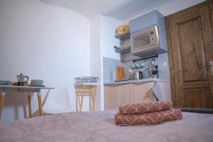 Habitación con cama con microondas y mesa en Tatry Low Guesthouse, en Stará Lesná
