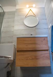 baño con lavabo y espejo en la pared en Tatry Low Guesthouse, en Stará Lesná