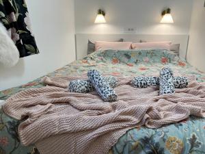 a bed with a blanket and pillows on it at Kuća za odmor Čarolija in Jastrebarsko