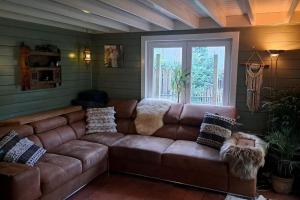 منطقة جلوس في comfortable chalet in a unique location in forest