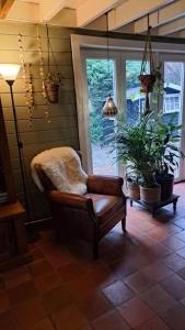 منطقة جلوس في comfortable chalet in a unique location in forest