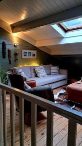 منطقة جلوس في comfortable chalet in a unique location in forest