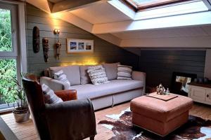 منطقة جلوس في comfortable chalet in a unique location in forest