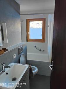 グレヘンにあるSchöne sonnige Ferienwohnung Nr 29 im Haus Opalのバスルーム(洗面台、トイレ付)、窓が備わります。