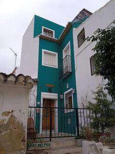 a green and white house with a fence at Casa Rustica a pie de montaña in Cullera