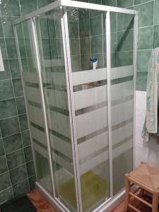 W łazience znajduje się prysznic ze szklanymi drzwiami. w obiekcie Casa Rustica a pie de montaña w mieście Cullera
