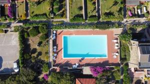 an overhead view of a large swimming pool at La Finestra su Stintino in Stintino