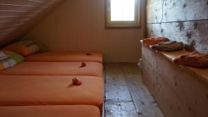 Postel nebo postele na pokoji v ubytování Gästehaus Aemisegg