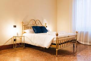 מיטה או מיטות בחדר ב-[Private Parking] centro storico: l'affresco