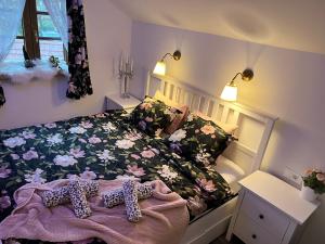 a small bedroom with a bed with a flower pattern at Kuća za odmor Čarolija in Jastrebarsko
