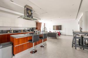 مطبخ أو مطبخ صغير في GUEST READY - Luxury One Bedroom Apartment DIFC Burj Khalifa View