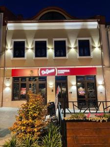 restauracja fast food z napisem przed nią w obiekcie Apartament Rynek 13 z parkingiem - Centrum Bochni w mieście Bochnia