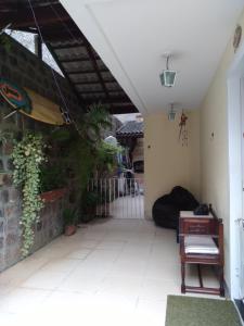 an outdoor room with a patio with at DIAS INESQUECÍVEIS NO PERÓ in Cabo Frio