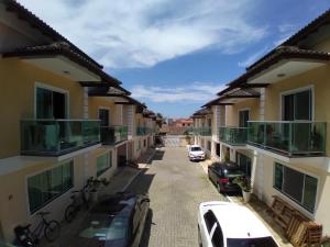 un callejón entre dos edificios con coches aparcados en DIAS INESQUECÍVEIS NO PERÓ, en Cabo Frío