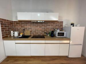 Kuchnia lub aneks kuchenny w obiekcie Apartament Rynek 13 z parkingiem - Centrum Bochni