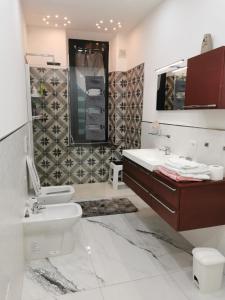 y baño con aseo y lavamanos. en Splendido appartamento in zona centrale, en Alessandria