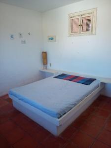 un letto in una stanza con finestra di Aconchego dos amigos a Beberibe