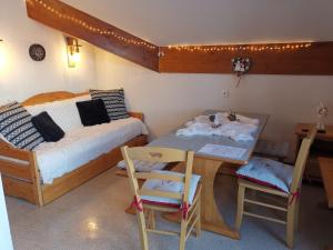 Posteľ alebo postele v izbe v ubytovaní Appartement cosy dans chalet vue Montagne