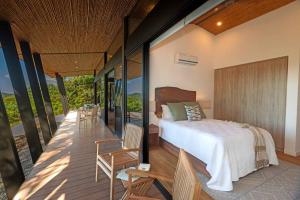 Postel nebo postele na pokoji v ubytování Casa La Reina, Private Jungle Villa + 23 fotografií