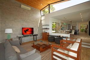 TV a/nebo společenská místnost v ubytování Casa La Reina, Private Jungle Villa