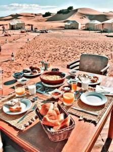 ザゴラにあるDesert Campのビーチでのピクニックテーブル(食べ物、パン付)