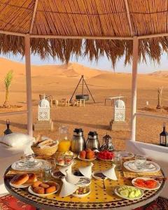 ザゴラにあるDesert Campの砂漠の食卓