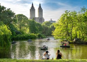 Nap York Central Park Sleep Station في نيويورك: الناس في القوارب على النهر في الحديقة
