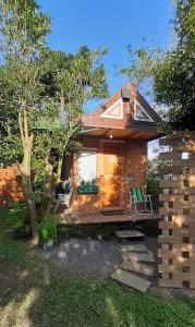 une cabine dans les bois avec une terrasse dans l'établissement Mini House Park, à Campo Alegre
