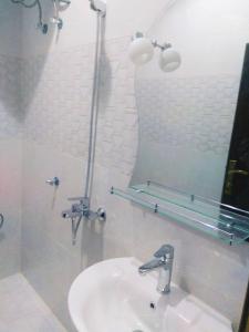 a bathroom with a sink and a mirror at الياسمين للشقق المفروشة in Jeddah