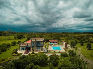 una vista aérea de una casa con piscina en Finca Turística La Sofileña, en Guamal