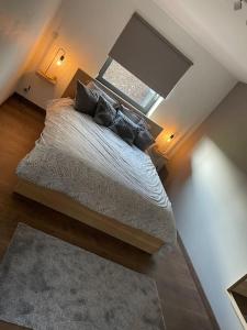 a bedroom with a bed with pillows and a window at Appartement à Courrière in Assesse