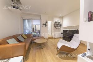 salon z kanapą, stołem i pianinem w obiekcie Paris 75011 w Paryżu