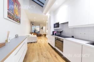 kuchnia z białymi urządzeniami i salon w obiekcie Paris 75011 w Paryżu +6 zdjęć
