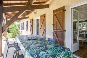 a dining room with a table and chairs at Villa de la Côte - Welkeys in Labenne