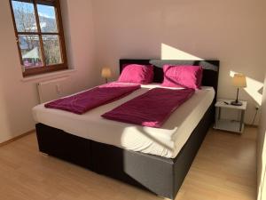 Posteľ alebo postele v izbe v ubytovaní Ferienwohnung-Apartment Monika in Innsbruck-Igls