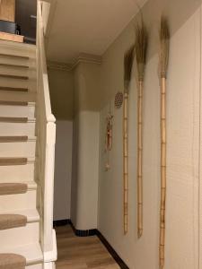un pasillo con una escalera de bambú en la pared en Lodge Vent d’Ouest, en Gembloux