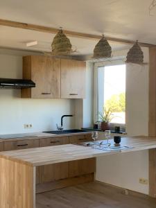 una cucina con bancone e due bicchieri da vino di Lodge Vent d’Ouest a Gembloux