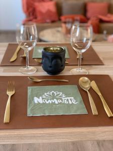 une table en bois avec des fourchettes et des cuillères dans l'établissement Lodge Vent d’Ouest, à Gembloux