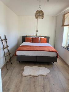 una camera con un letto e un tappeto sul pavimento di Lodge Vent d’Ouest a Gembloux