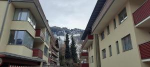 einen Blick auf einen Berg von zwei Gebäuden in der Unterkunft Studio B14 in Schladming
