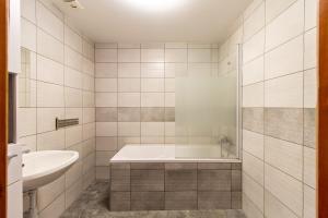 Koupelna v ubytování Déli Terasz B Apartman Free parking, self-check-in anytime + 16 fotografií
