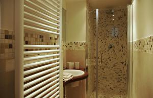 y baño con aseo, lavabo y ducha. en Appartamento Corte Bragadin, en Venecia