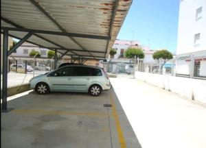 un pequeño coche aparcado en un estacionamiento en CHIPIONA SOL Y PLAYA, en Chipiona