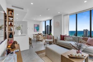 uma sala de estar com um sofá e uma mesa em The Gallery Residences Broadbeach em Gold Coast