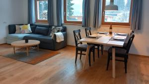 - un salon avec une table et un canapé bleu dans l'établissement Lachtal-Zentral, à Lachtal