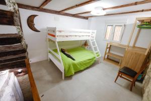 Katil dua tingkat atau katil-katil dua tingkat dalam bilik di Casa torre del Carmen Cazorla II