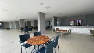 un vestíbulo con mesas y sillas y un bar en RECANTO DO BOSQUE _R3CALDAS, en Caldas Novas