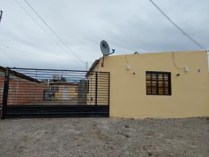 un edificio con un satélite a un lado en Alquileres temporarios Anahi en Las Heras