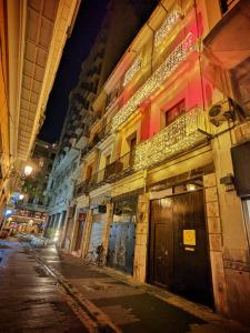 een lege straat in een stad 's nachts bij Catalina Suites in Valencia